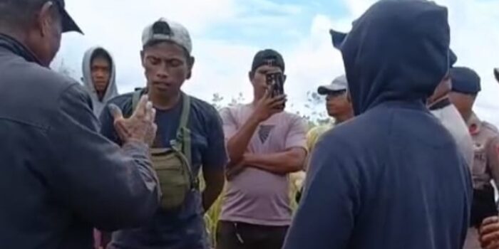 Foto warga di Lokasi yang disengketakan