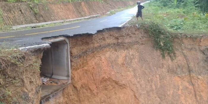 Kerusakan Jalan Lintas Namrole - Leksula