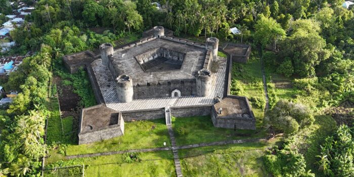 Benteng Belgica, disebut juga Pentagon-nya Indonesia, merupakan ikon wisata Banda Neira selain gunung api segitiga. Pexels/terasdondon