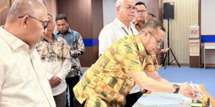 Bupati Bursel, La Hamidi, menandatangani berkas hibah lahan untuk pembangunan gudang bulog di Jakarta (13/2/26)