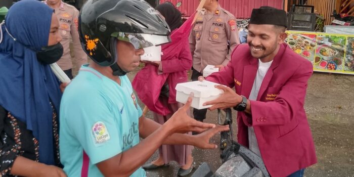 Peringati Milad ke-62, IMM Buru Selatan gelar buka puasa bersama, hingga turun ke jalan bagikan takjil dan santuni anak yatim di Kota Namrole (14/3/26)