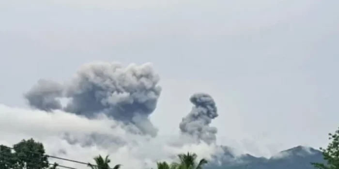 Gunung Gunung Dukono di Kabupaten Halmahera Utara, Provinsi Maluku Utara, kembali mengalami erupsi pada Senin (6/4/2026) pagi.