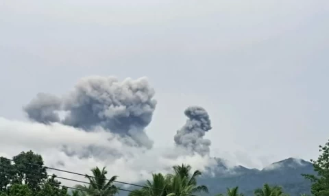 Gunung Gunung Dukono di Kabupaten Halmahera Utara, Provinsi Maluku Utara, kembali mengalami erupsi pada Senin (6/4/2026) pagi.